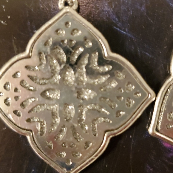 Silver tone beautiful earrings pierced ears NEW - Picture 4 of 5